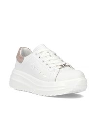 Białe sneakersy z gładką syntetyczną cholewką, subtelna różowa zamszowa pętla na pięcie, gruba biała platforma oraz srebrny akcent na sznurowadłach.