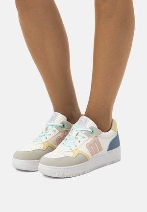 Zapatillas blancas con acentos en tonos pastel de azul, rosa y amarillo. Presentan una puntera perforada, cordones redondos y una suela texturizada.
