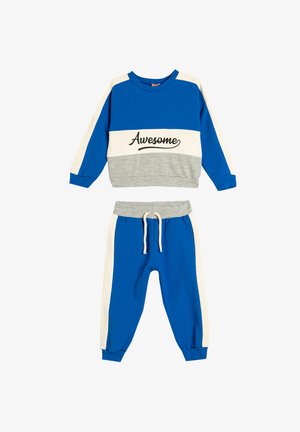 Blauwe en grijze katoenen sweatshirt en jogger set. Het sweatshirt heeft de tekst "Awesome", contrasterende mouwen en elastische manchetten. De broek heeft een trekkoord in de taille.