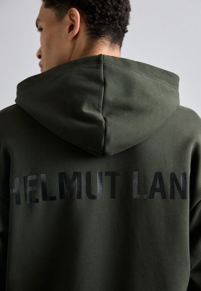 Dunkelgrüner Hoodie mit einem großen schwarzen Logo "HELMUT LAN" auf dem Rücken. Der Stoff sieht weich aus, mit sichtbaren Nähten und einer Kordelzugkapuze.