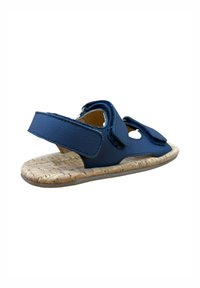 Sandal de cuero azul marino con suela de corcho, con correas de Velcro ajustables y diseño calado. Parte superior texturizada y perfil plano.