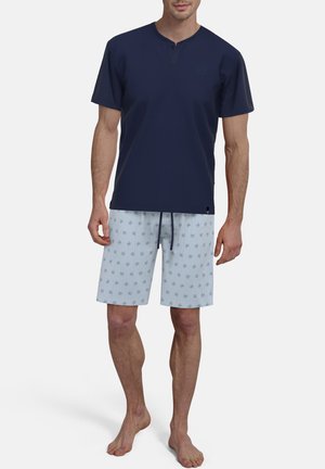 Marineblaues Kurzarmhemd mit V-Ausschnitt und Knöpfen, kombiniert mit hellblauen gemusterten Shorts mit kreisförmigen Designs, beide in lockerer Passform.