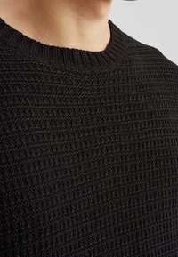 YOURTURN Stickad tröja - black