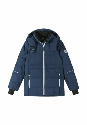 Giacca imbottita blu navy con cappuccio, chiusura frontale con zip, tasche laterali e polsini elasticizzati. Presenta dettagli bianchi e una piccola tasca sul petto.