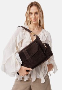 L37 Ručna torba - brown
