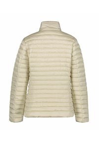 Beige polstret jakke med høj krave, vandret quilting og glat tekstur. Har lange ærmer og en tætsiddende form.