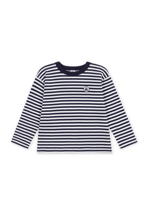 Langarmshirt mit schwarzen und weißen horizontalen Streifen und einem kleinen runden Segelboot-Logo auf der linken Brustseite.