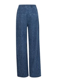 Pantalones de pierna ancha azules con rayas verticales de puntos blancos y dos bolsillos traseros con ribete, mostrados desde la parte trasera sobre un fondo blanco.