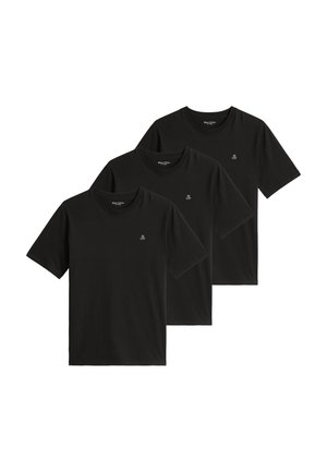 Tre ensfarvede sorte T-shirts med kortærmet rund hals og en lille hvid logo på venstre bryst, arrangeret side om side.