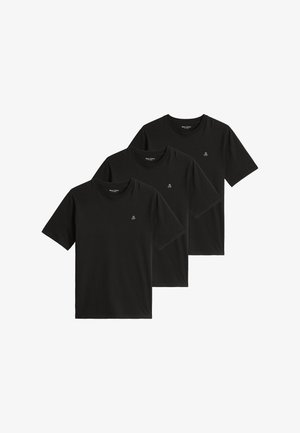 Drie effen zwarte T-shirts met korte mouwen en een ronde hals met een klein wit logo op de linkerborst, naast elkaar gelegd.