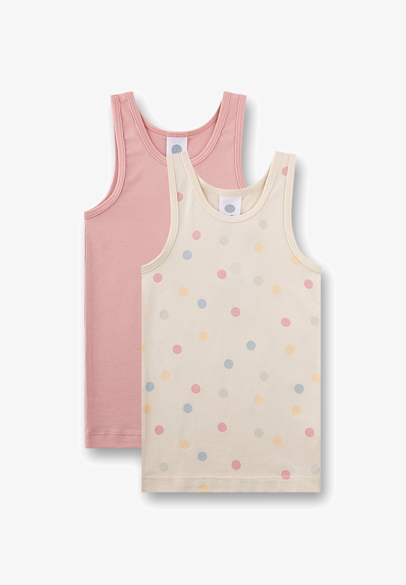 Zwei ärmellose Kinder-Tanktops, eines einfarbig pink und eines weiß mit pastellfarbenen, mehrfarbigen Punkten, flach auf einem weißen Hintergrund liegend.