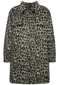 Giacca con stampa leopardata, dotata di un colletto, maniche lunghe, due tasche sul petto, chiusura con bottoni e un tessuto morbido e testurizzato in grigio e nero.