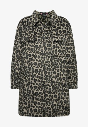 Veste à imprimé léopard avec un col, manches longues, deux poches poitrine, fermeture par boutons, et un tissu doux et texturé en gris et noir.