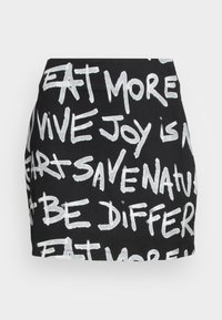 Falda negra con texto manuscrito en blanco en varios estilos, que muestra frases como "COME MÁS" y "VIVE ALEGRÍA". Material de algodón con una textura suave.