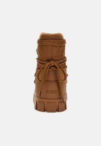 Rudos, siuvinėti aukštos viršus batai su dirbtiniu kailio apvadu, turintys masyvų guminį pado, logotipą gale ir raištelius, surištus gale.