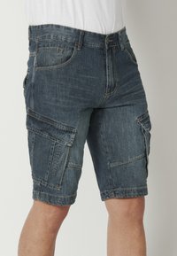 Koroshi COWBOY CARGO BERMUDA - Džinsa auduma šorti - azul osc dark blue