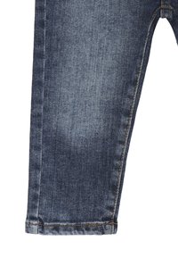 Jeans in denim blu scuro con un classico taglio dritto, caratterizzati da cuciture visibili e un leggero sbiadimento nella parte anteriore.