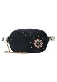 Borsa a tracolla in denim dalla forma arrotondata, con borchie in tonalità dorata, decorazione floreale con gemme rosse e trasparenti, e una tracolla con motivo e logo.