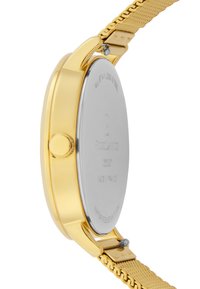 Reloj de metal dorado con caja redonda, parte trasera de color plateado y correa de malla. Cuenta con una corona lateral para el ajuste de la hora.
