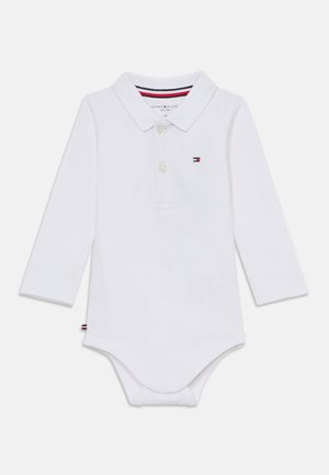 Bijela dugorosna polo bodi majica s kragnom, s tri gumba i malim izvezenim logotipom na prsima. Mekani pamučni materijal.