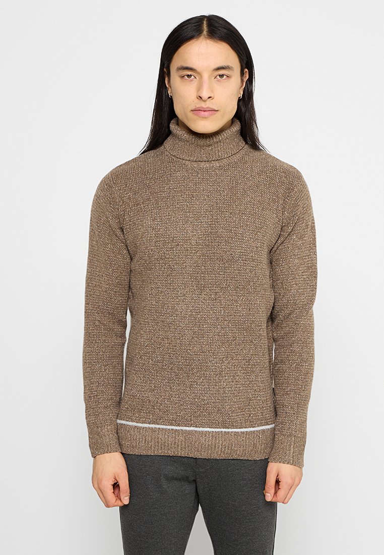 Maglione marrone lavorato a maglia con colletto alto, tessuto testurizzato e una linea bianca di accentuazione all'orlo. Design aderente, maniche lunghe.