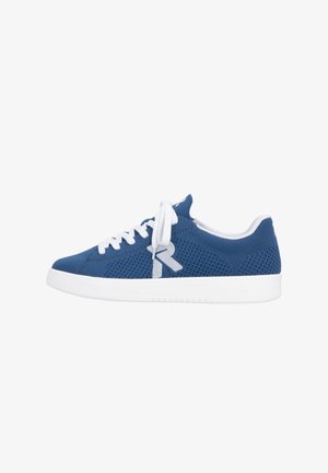 Baskets en maille bleue avec lacets et semelle blanches, arborant un grand logo "R" blanc sur le côté.