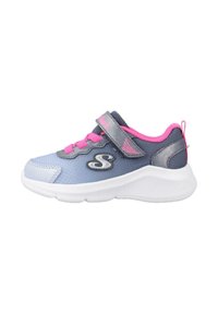 Zapatilla deportiva azul y gris con una correa de velcro, acentos rosas, tejido texturizado y una suela de goma blanca. Presenta un logotipo en el lateral.