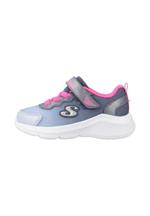 Zapatilla deportiva azul y gris con una correa de velcro, acentos rosas, tejido texturizado y una suela de goma blanca. Presenta un logotipo en el lateral.