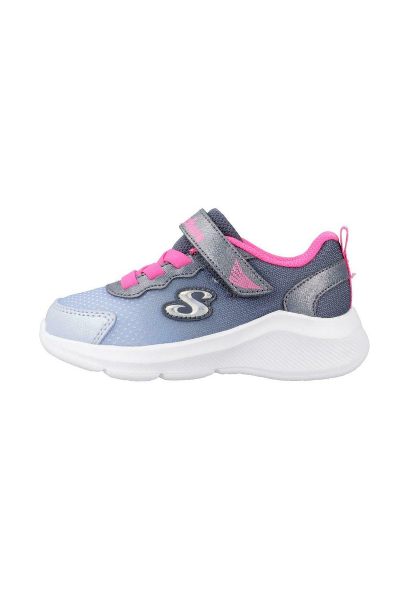 Zapatilla deportiva azul y gris con una correa de velcro, acentos rosas, tejido texturizado y una suela de goma blanca. Presenta un logotipo en el lateral.