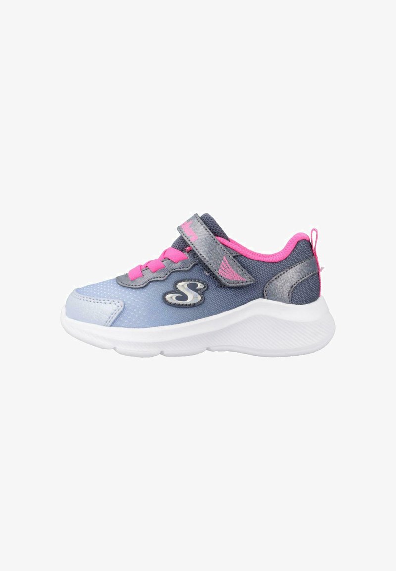 Zapatilla deportiva azul y gris con una correa de velcro, acentos rosas, tejido texturizado y una suela de goma blanca. Presenta un logotipo en el lateral.