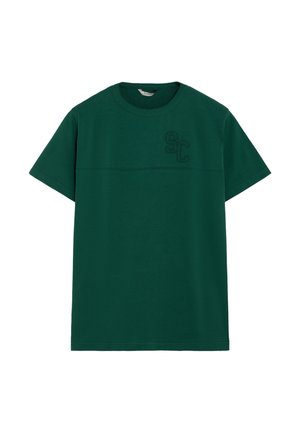 Camiseta de algodón verde con mangas cortas, cuello redondo y logo bordado tonal "SC" en el pecho; textura suave y ajuste relajado.