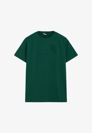 Camiseta de algodón verde con mangas cortas, cuello redondo y logo bordado tonal "SC" en el pecho; textura suave y ajuste relajado.