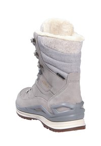 Grijze wandelschoen met een suede afwerking, een gestikte textielkraag, nepbonten voering en metalen oogjes voor de veters. Duurzame rubberen zool.