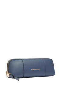 Astuccio per matite in pelle blu con una texture liscia, una cerniera tono oro e il logo Piquadro impresso sul davanti. Design rettangolare semplice.