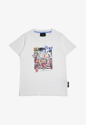 T-shirt bianca a maniche corte con grafica colorata di un uomo con occhiali da sole e testo e disegni in stile graffiti sul davanti.
