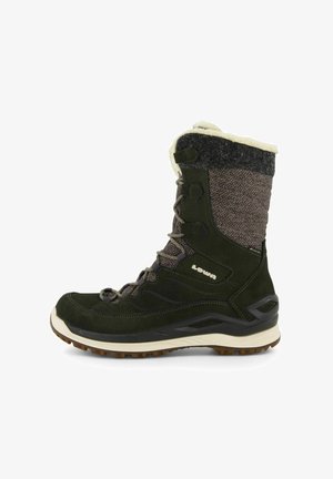 Dunkelgrüner wasserdichter Stiefel mit einem strukturierten grauen Stoffobermaterial, Schnürverschluss, isoliertem Kragen und einer braunen Gummisohle für besseren Grip.