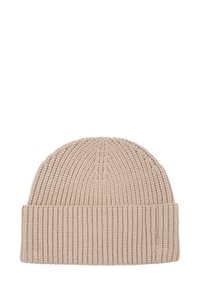 Beige gebreide muts met ribbelstructuur, voorzien van een omgeslagen boord en een subtiele centrale naad aan de bovenkant.