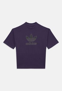 Fialové bavlnené tričko s okrúhlym výstrihom a krátkymi rukávmi, s tónovým logom Adidas a tromi listovými akcentmi na prednej strane.
