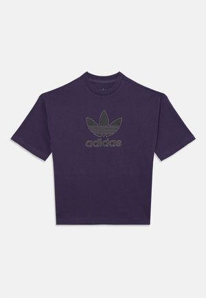 Lilla bomull t-skjorte med rund hals og korte ermer, med et tonet Adidas-logo med tre bladakenter på forsiden.