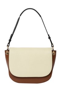 Zweifarbige Tasche mit einem oberen Abschnitt in Creme und einem braunen unteren Teil. Sie hat eine strukturierte Form, eine strukturierte Oberfläche und einen schwarzen Schultergurt mit goldenen Beschlägen.