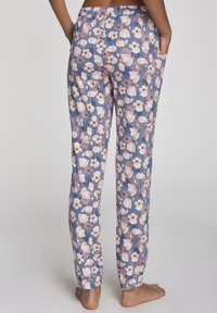 Pyjama broek met bloemenpatroon in een blauwe achtergrond met perzik- en witte bloemen, twee zijzakken en een elastische tailleband.