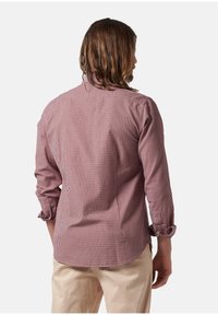 Camisa de botones a rayas rojas y blancas con mangas largas, puños enrollados y dobladillo curvado. Hecha de una tela ligera con un acabado texturizado.