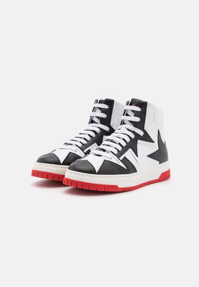 Mustren kõrgus pärisnõõriga musta ja valge nahaga pealistus, punane kummist põhi, kontrastne tähe disain ja valged paelad. Lame varvaste müts.