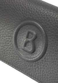 Portafoglio in pelle grigia con superficie testurizzata e logo circolare in rilievo con la lettera "B" al centro. Cuciture pulite visibili.