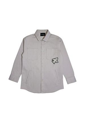 Camicia grigio chiaro a maniche lunghe con bottoni, due tasche sul petto e logo JR cucito in bianco e nero sul lato destro.