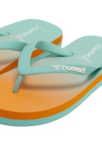 Meldri zaļi flip-flopi ar oranžu zoli, struktūrētu kāju daļu un plānām siksnām. Uz siksnas ir balts logo. Viegls dizains.