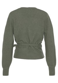 Maglione verde oliva con maniche lunghe, tessuto a maglia strutturato, vita aderente e cintura abbinata sul retro. Design semplice con scollo a girocollo.