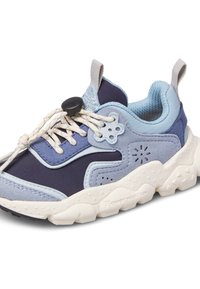 Blå och ljusblå sneaker med tjock vit sula, elastiska snören som är fästa med en svart spak, samt dragflikar på tungan och häl.