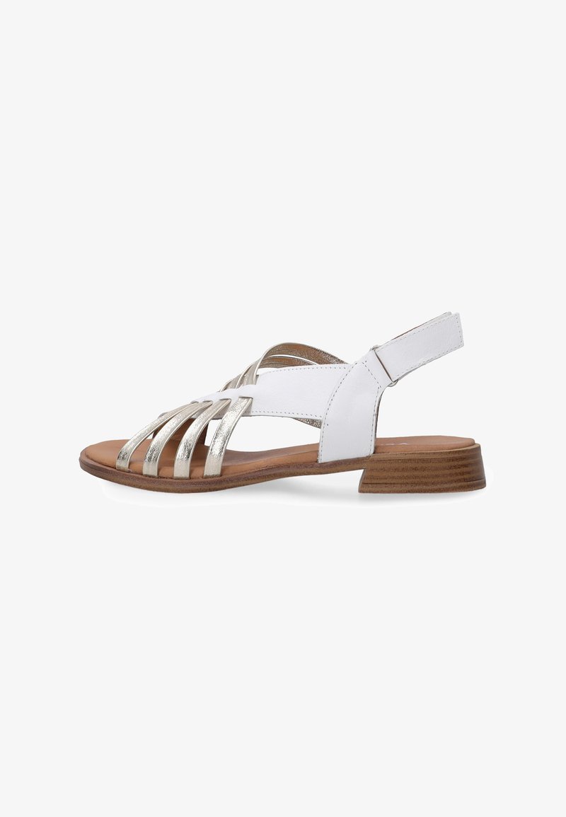 Bílé kožené sandály se stříbrnými kovovými akcenty, otevřená špička, více popruhů, zadní pás a nízký dřevěný podpatek.