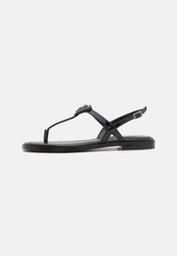 Zwarte lakleren sandalen met een thong-ontwerp, platte zool en een gouden accent op de band. Verstelbare gesp sluiting.